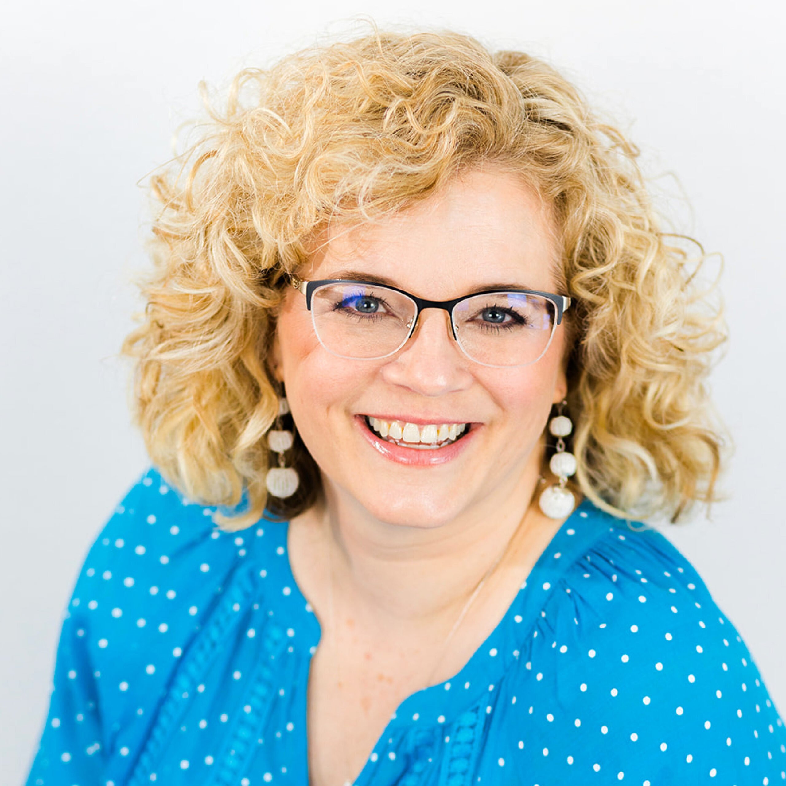 Chelly Headshot teal sq